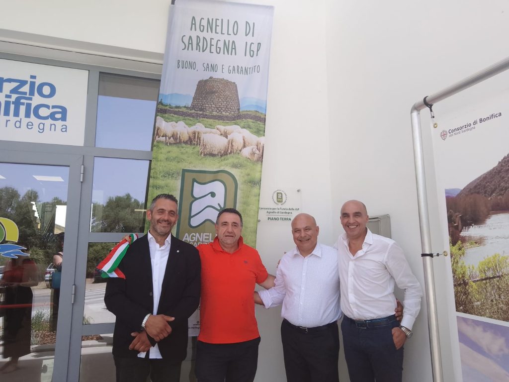 Nella foto da sinistra: il consigliere Contas Francesco Pala, il presidente Contas Battista Cualbu, il presidente del Consorzio Bonifica Nord Sardegna Toni Stangoni e il direttore Contas Alessandro Mazzette